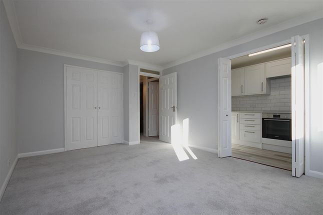 3 Burleigh Court, Belmont Road, Leatherhead photo 4