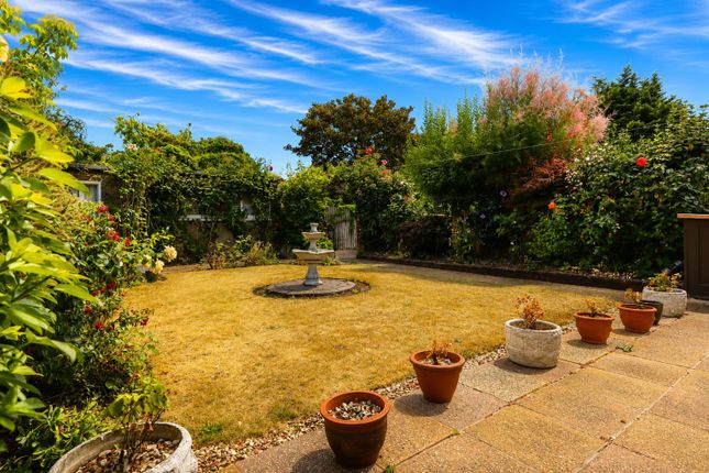 56, Lower Mardyke Avenue, Rainham photo 4