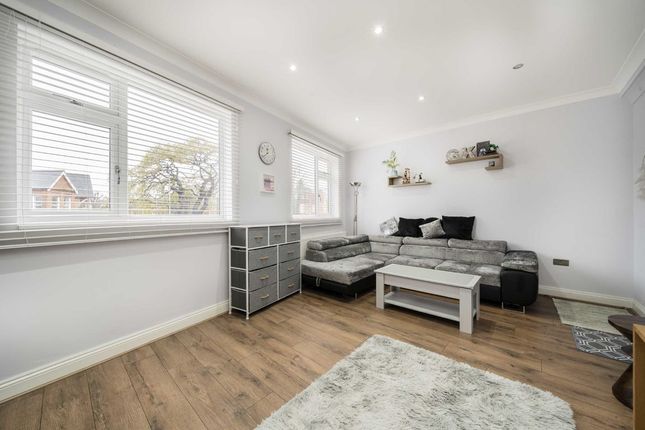 Flat for sale in Queens Parade, Hanger Lane, London