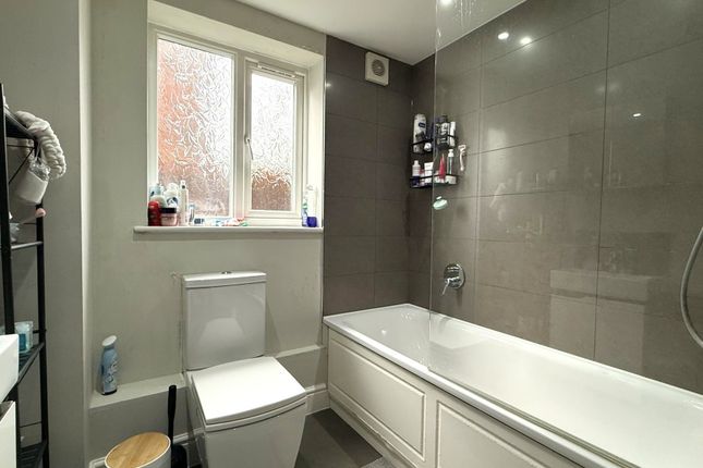 Flat 1, 12 Aldershot Road, Guildford photo 5