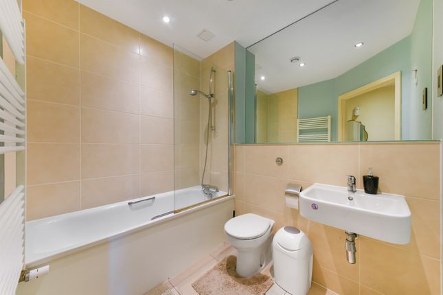 Flat for sale in Holford Way, Putney, London