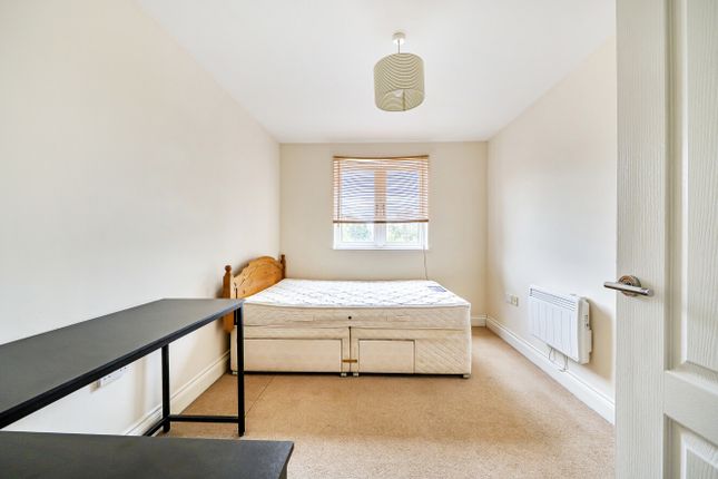 66, Luscinia View, Reading photo 4