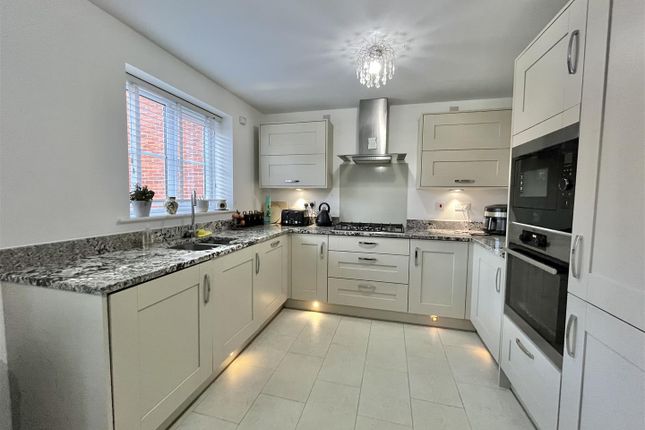 33, Hawthorn Drive, Glossop photo 3