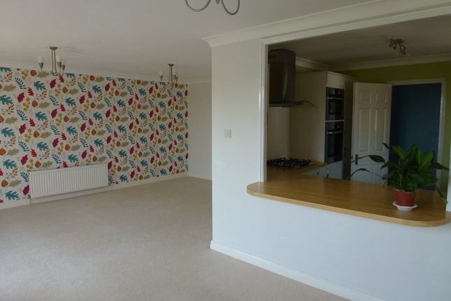 Flat to rent in Mill Street, Redhill