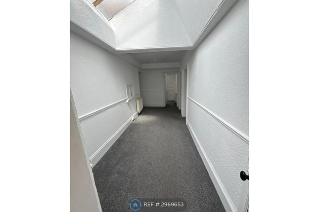 Flat, White Court Adelaide Crescent, Hove photo 3
