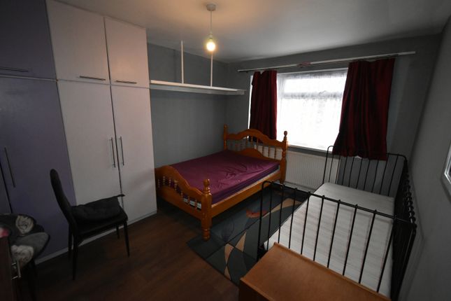 Room to rent in Hughenden Gardens, Northolt