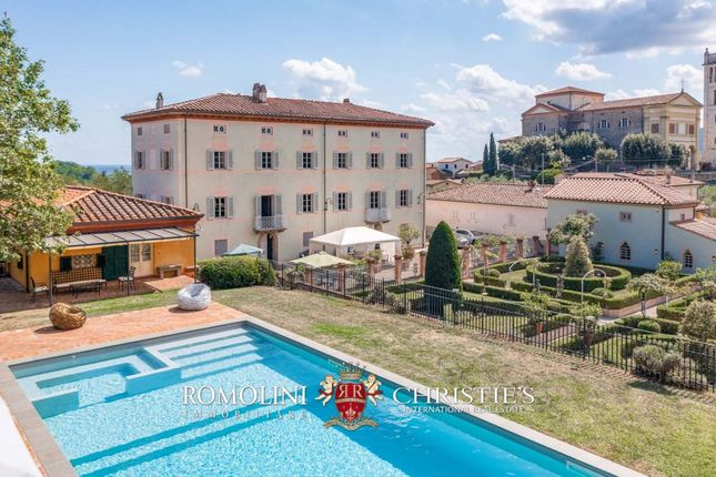 Villa for sale in Lucca, Tuscany, Italy