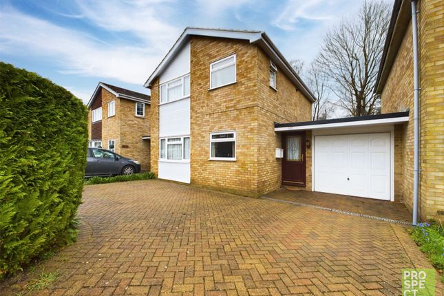 Link-detached house for sale in Foxcote, Finchampstead, Wokingham, Berkshire
