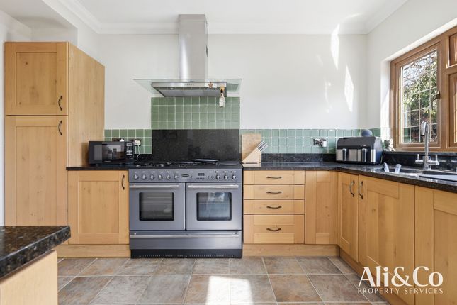 24 Lenmore Avenue, Grays photo 4