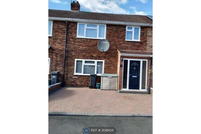 Terraced house to rent in Hamilton Close, Feltham