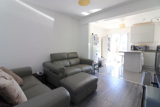 82, Third Avenue, Luton photo 4