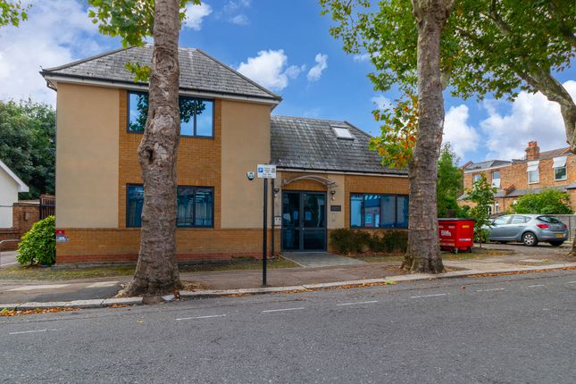 Office to let in Woodberry Grove, London