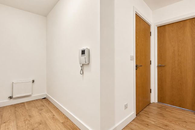 Flat 22, Amber Court, 252 Bowes Road, London photo 5