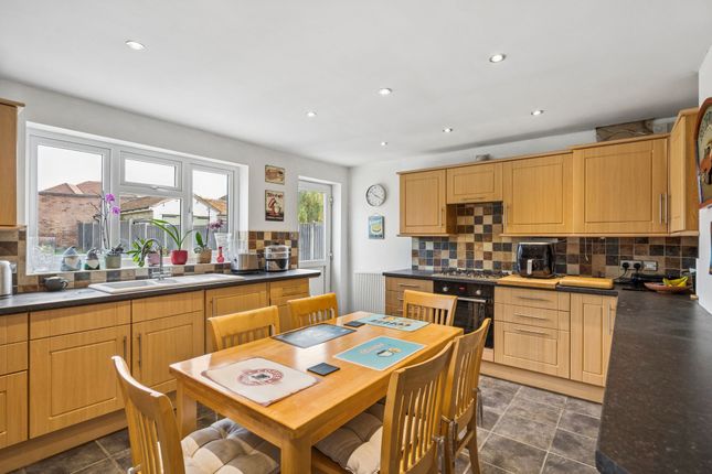 14 Mill Way, Bushey photo 4