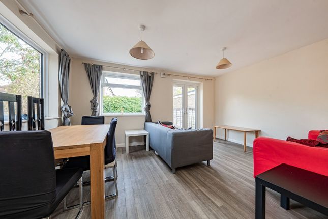 9, Moore Grove Crescent, Egham photo 4