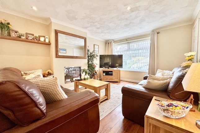 17, Arthursdale Drive, Leeds photo 4