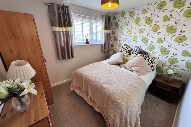 17 Grange Park Avenue, High Peak photo 4
