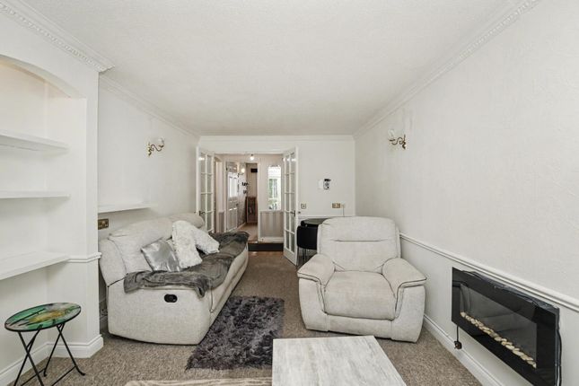 Flat 2 Regency Court, 105, Park Avenue, Enfield photo 2