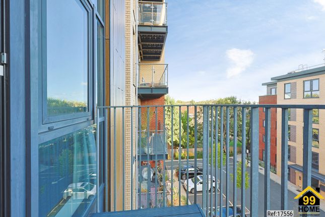 Exceptional 1000 sq ft Loft style, in Issigonis House photo 4