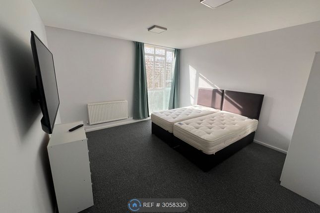 Flat, Exeter House Hallfield Estate, London photo 2