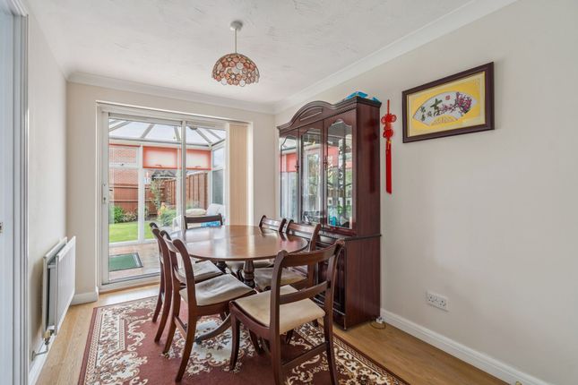 2 Brookmill Close, Watford photo 3