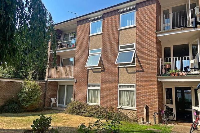 Thumbnail Flat to rent in Cressington Place, Bourne End