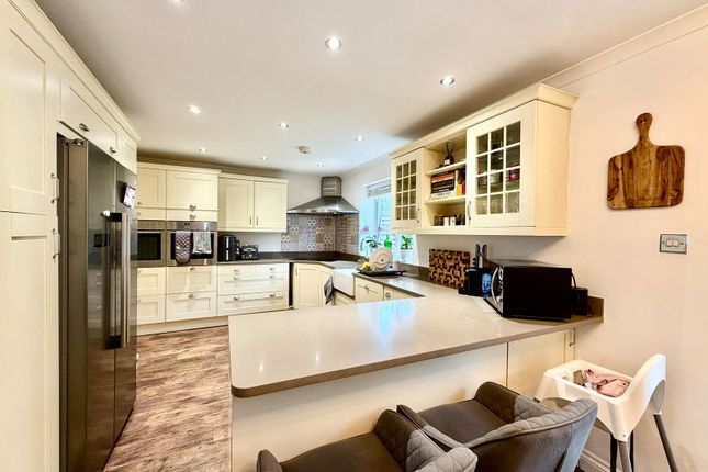 2, Alders Close, Edgware photo 4