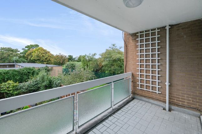 Flat to rent in The Bowls, Chigwell, Essex