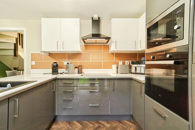 6, Low Whin Close, Keighley photo 3