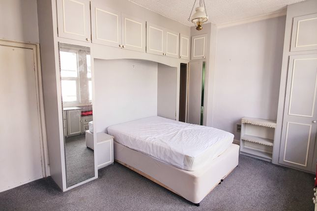 56, Pitcairn Road, Mitcham photo 2