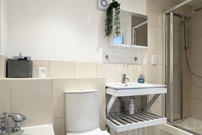 Flat 4, Conant House, 1 Pelling Street, LONDON photo 4