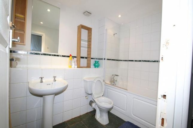 Flat to rent in Lion Court, 435 The Highway, London