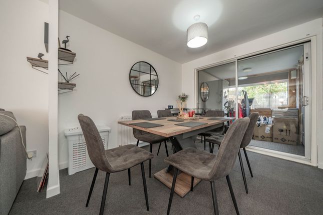51 Hillview Avenue, Broxburn photo 3