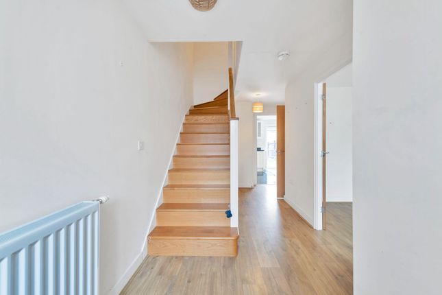 4 Laurie Lane, Royston photo 3
