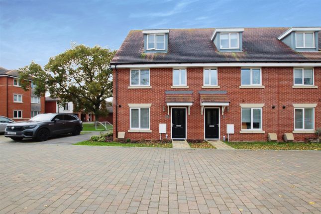 Thumbnail Town house to rent in Firecracker Drive, Locks Heath, Southampton