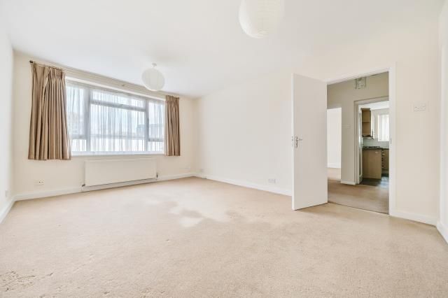 Flat to rent in Alexandra Grove, North Finchley