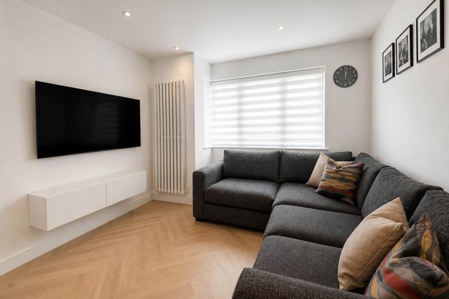 2, Mildred Avenue, Borehamwood photo 4