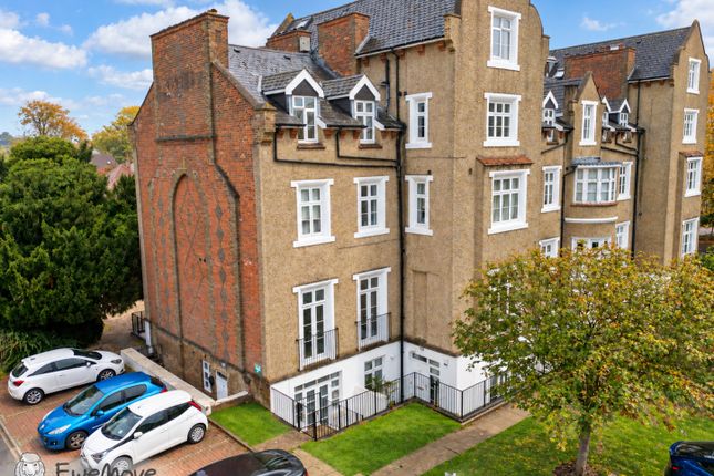 2-bed flat on 61 Upton Park, Slough, £230,000