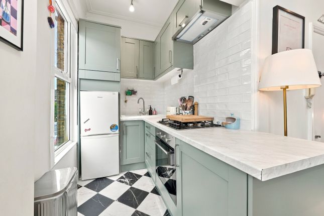 Flat 2, 7, Haycroft Road, London photo 2