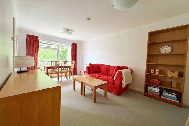 Room 1, Flat 5, William Court, Buckingham Close, London photo 4