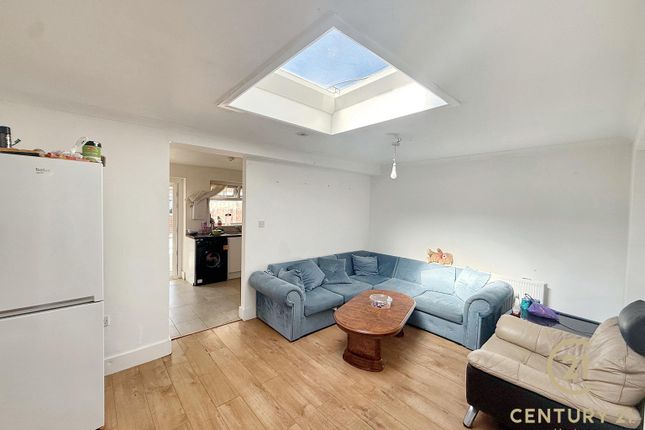 27, Burnham Gardens, HOUNSLOW photo 4