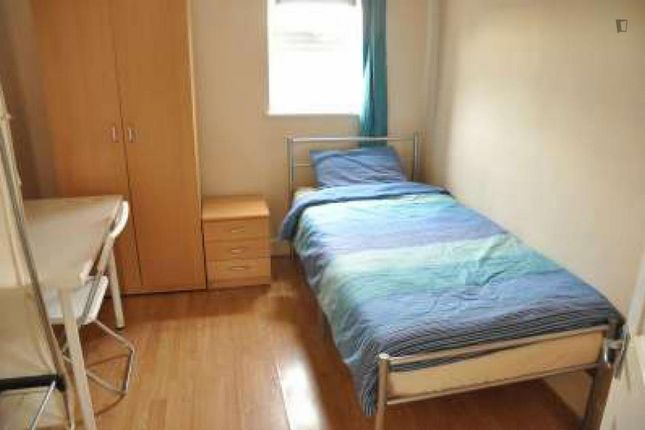 Thumbnail Room to rent in Radlett Close, London