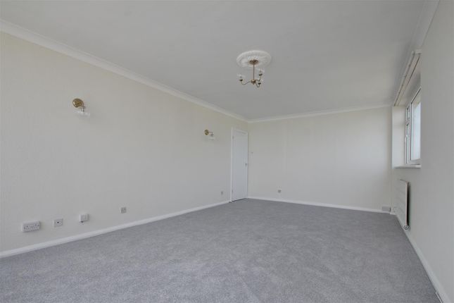 Flat to rent in Marine Point, West Parade, Worthing