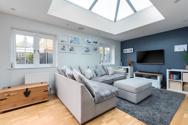 2, Corfe Way, Farnborough photo 4
