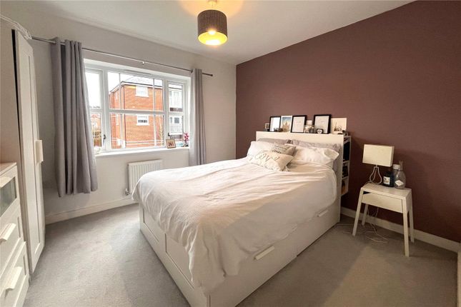 4 Acer House,, Woodlark Mews, Hampshire photo 2