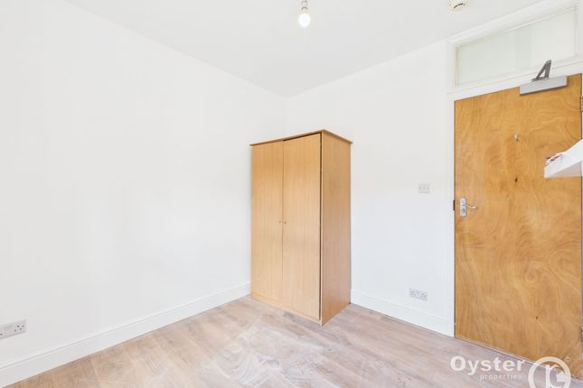 Room C, 40 The Limes Avenue, London photo 3