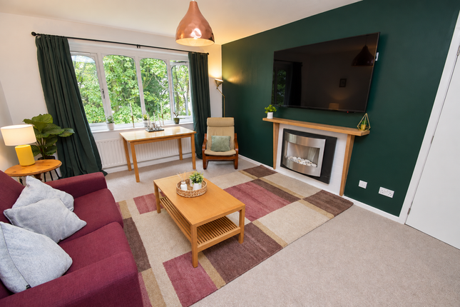 18, Baildon Wood Court, Bradford photo 2