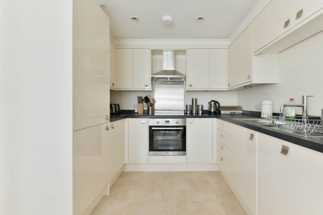 4, Park Farm Court, Epsom photo 3