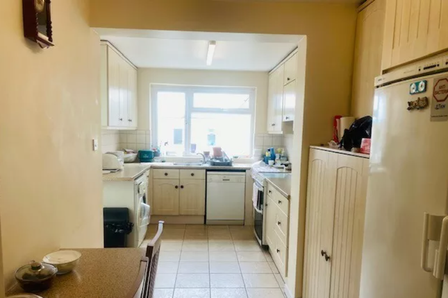 17, Wigginton Avenue, Wembley photo 2