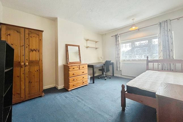 Room 3, 16, Larchwood Drive, Egham photo 2